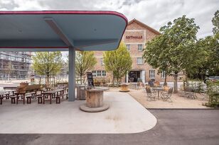 Foto: Patrick Möhrle Ansicht der Markthalle, im Vordergrund eine ehemalige Tankstelle