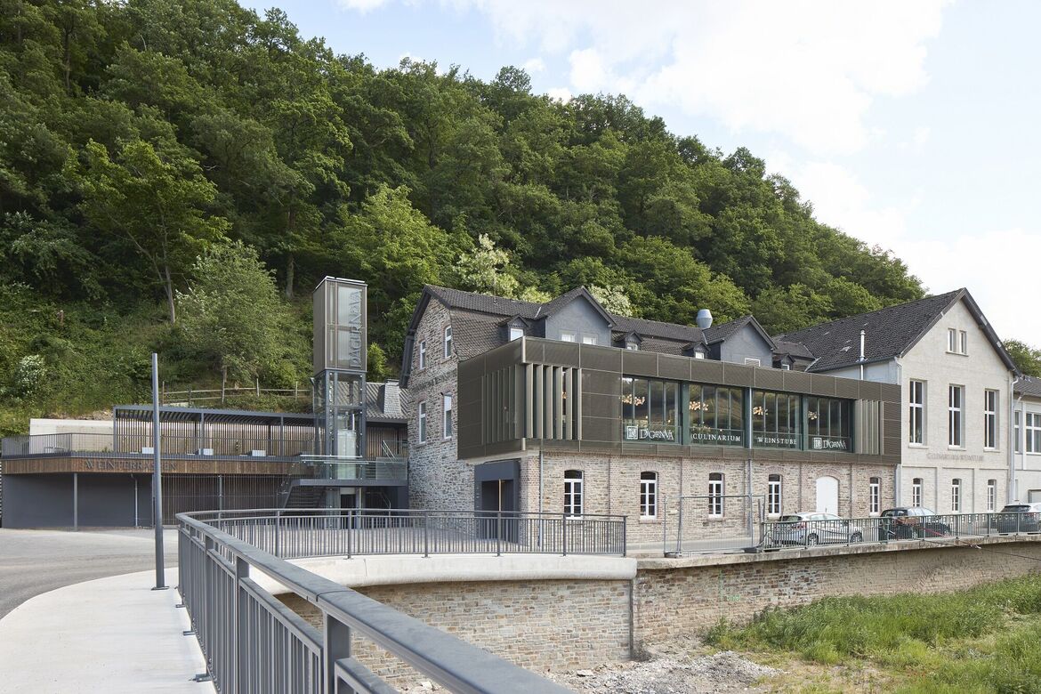 Foto: Lioba Schneider, Köln Ansicht des Weingutes vor einem Rebhang