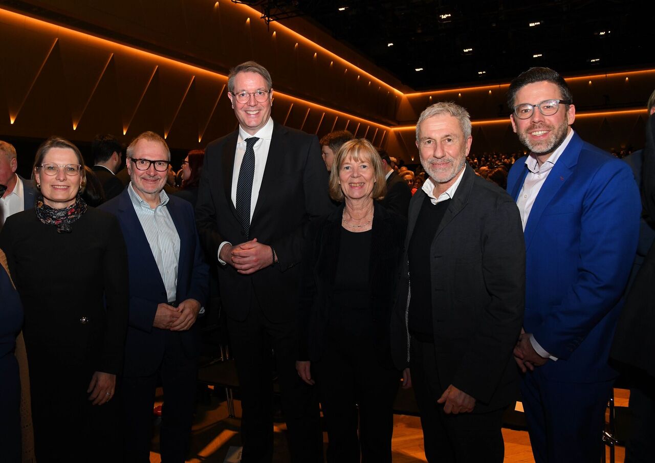 Gruppenfoto im Festsaat, Jahresempfang der Wirtschaft 2025 in der Rheingoldhalle Mainuz